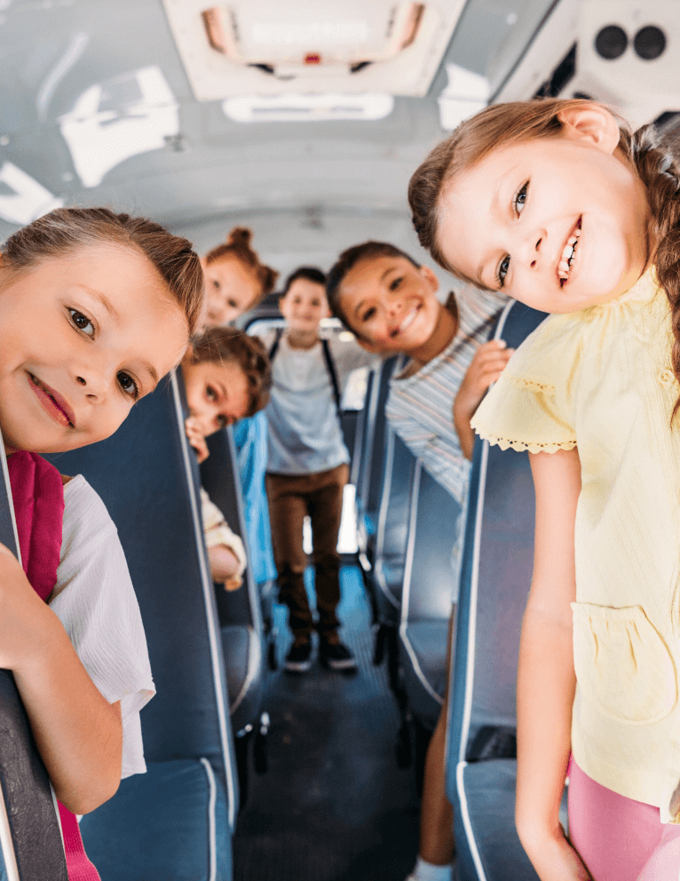 Kinder im Bus